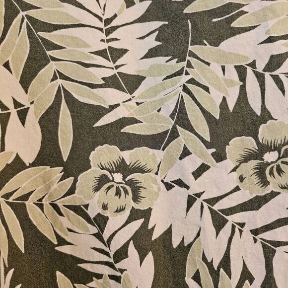 NWOT Villager by Liz Claborne Stretch Capri Lightweight Pants w/ leaf pattern - Picture 2 of 5